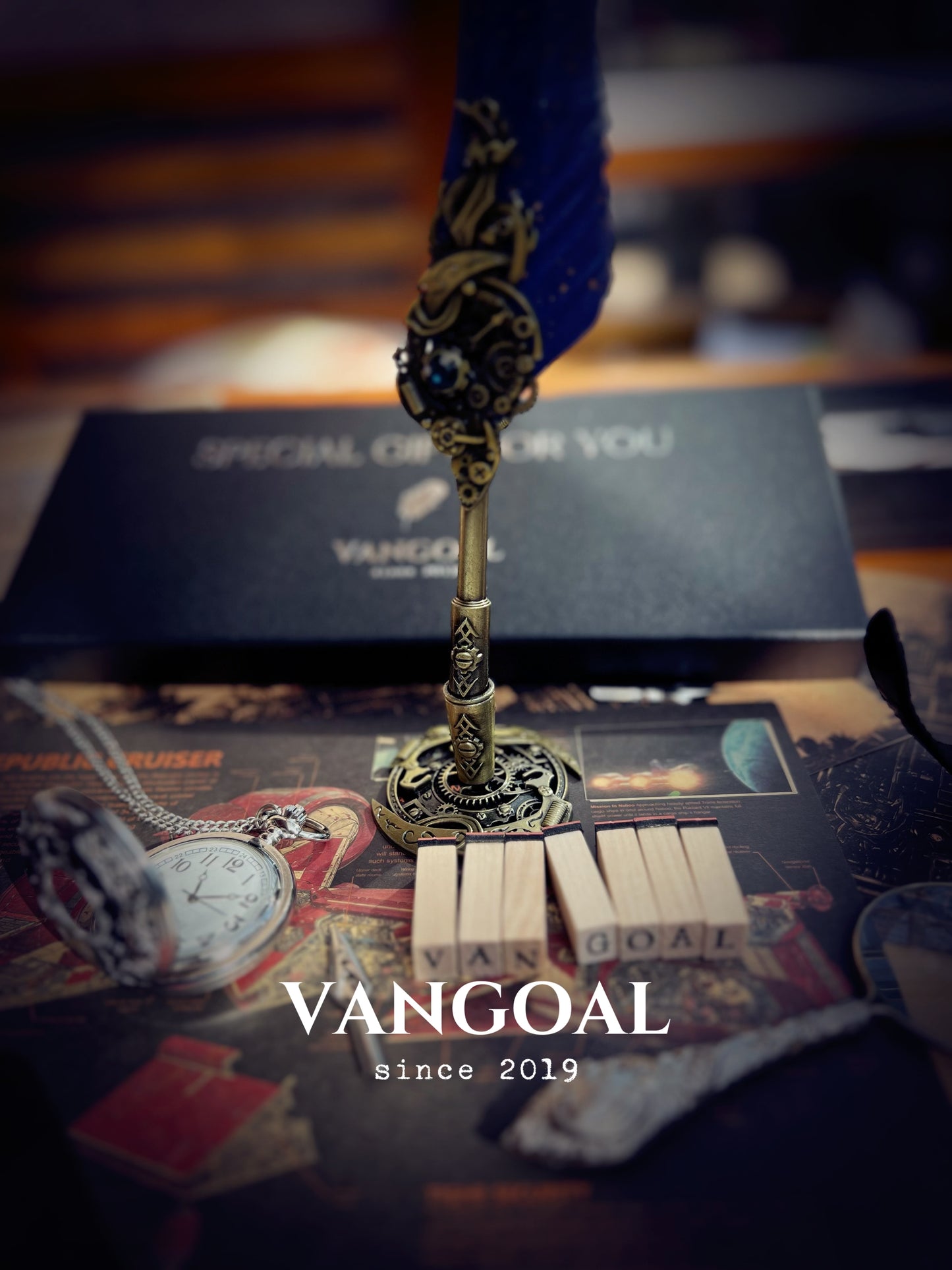 VANGOAL Steampunk Series Quill Pen and Ink Set - Peacock Feather Dip Pen with Display Stand, 2 Replacement Nibs, Black Ink and Blank Greeting Card